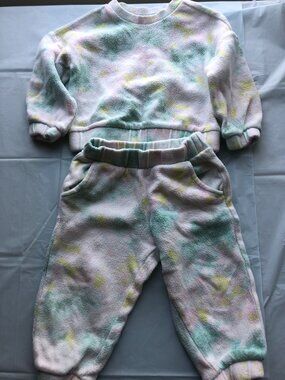 Cat & Jack 2T Sweatsuit Set; Tie-dye; Long Sleeve; Good condition; Warm/comfy